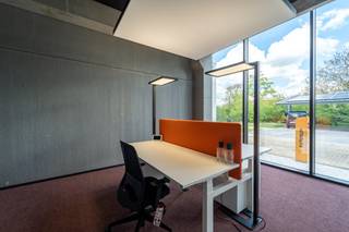 In het bedrijvencentrum V.Futurum bieden wij een moderne kantoorruimte te huur aan in Roeselare. Dit innovatieve bedrijfsvastgoed is ontworpen om ondernemingen te verbinden en samenwerking te stimuleren. Bent u op zoek naar een representatieve kantoorruimte te huur op een dynamische locatie? Dan biedt dit centrum de ideale uitvalsbasis voor uw onderneming.<br /><br />Het pand is uitstekend gelegen aan de Rijksweg in Roeselare, vlak bij het centrum. Dankzij deze strategische locatie kent de kantoorruimte te huur een vlotte verbinding met de belangrijkste uitvalswegen in de regio Roeselare.<br /><br />Oppervlakte: verschillende units beschikbaar van 14,8 m² tot 28 m².<br /><br />- Bemeubelde kantoren voorzien van ergonomisch afstelbaar meubilair<br /><br />- Individuele klimaatregeling en aangepaste verlichting per kantoor<br /><br />- Eigen, beveiligd netwerk per kantoorruimte<br /><br />- Onthaal met aanmeldmogelijkheden voor uw klanten<br /><br />- Sanitair per verdieping en een volledig ingerichte keuken met Miele-toestellen<br /><br />Aarzel niet om deze unieke kans te ontdekken. Bent u op zoek naar bedrijfsvastgoed bestaande uit een kantoor te huur in Roeselare? Aarzel dan niet om ons te contacteren op het nummer 051 21 22 23.<br /><br />Dit betreft een terbeschikkingstelling van kantoren met diensten.<br /><br />Bestuursmaatregelen in het maatregelenregister: nee