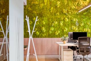 <br /><br />In het vernieuwende stadsdeel De Nieuwe Dokken in Gent komt een unieke kantoorruimte van 249 m² beschikbaar in het hedendaagse gebouw De Bijoux, pal aan het water van het Handelsdok. Deze stijlvolle en lichtrijke ruimte biedt alles wat een creatieve onderneming nodig heeft: een aangename werkplek, doordachte voorzieningen en een inspirerende omgeving. De ruimte kan desgewenst worden opgesplitst in twee delen en is ideaal voor creatieve bureaus, startups of samenwerkingen die belang hechten aan comfort en interactie.<br /><br />De kantoorindeling is flexibel en combineert open werkzones met mogelijkheden tot individueel werken. Een volledig uitgeruste keuken met eetgedeelte vormt het sociale hart van het kantoor – ideaal voor lunch, overleg of spontane ideeënuitwisseling. Daarnaast zijn er meerdere vergaderruimtes én enkele discrete ‘bubbles’: kleine, gezellige plekken waar je in alle rust kan vergaderen, telefoneren of geconcentreerd werken, zonder je los te koppelen van de dynamiek.<br /><br />De inkom via een lichte lobby zorgt voor een warme en professionele eerste indruk. Een bijkomende troef is het ruime terras aan het water: een ideale plek voor overlegmomenten, een koffiepauze of een ontspannen afsluiter van de werkdag. <br />Een kantoorruimte met karakter, praktische voorzieningen en een sterke ligging in een bruisende wijk in volle ontwikkeling.<br /><br />Deze kantoorruimte wordt verkocht onder het btw-stelsel.