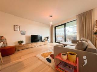 <p><span>Ruim en lichtrijk 2-slaapkamerappartement te huur in Herent</span></p><p><span>Op een uitstekende locatie in Herent bevindt zich dit ruime en verzorgde appartement op de eerste verdieping. Dankzij de gunstige ligging vlak bij het station van Herent, de autosnelweg en op fietsafstand van het centrum van Leuven, geniet u van een goede bereikbaarheid.</span></p><p><span>Het appartement beschikt over een ruime en lichtrijke leefruimte die naadloos aansluit op een open en volledig uitgeruste keuken voorzien van alle hedendaagse comfort. Vanuit de leefruimte heeft u toegang tot een groot terras waar u in alle rust kunt genieten van het buitenleven.</span></p><p><span>Verder zijn er twee volwaardige slaapkamers, een badkamer uitgerust met een ligbad, douche en dubbele lavabo, evenals een privatief toilet.</span></p><p><span>Voor een energiezuinig verbruik is het appartement voorzien van een moderne warmtepomp.</span></p><p><span>Dit appartement is de ideale woonst voor wie op zoek is naar ruimte, comfort en een centrale ligging met vlotte verbindingen naar Leuven, Brussel en de omliggende gemeenten.</span></p><p><span> </span></p><p><span>Interesse? Vraag een bezoek aan via onze website.</span><span> </span></p>