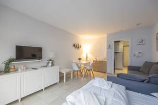 Deze <strong>studio</strong> is gelegen op een <strong>uitstekende locatie, net achter het strand</strong> – ideaal voor wie houdt van zee, rust en ontspanning.<br /><strong>De leefruimte</strong> is slim ingericht en beschikt over een <strong>bedkast</strong>, waardoor je overdag <strong>maximaal kan genieten van ruimte en comfort.</strong><br />Verder is er een nette <strong>badkamer met douche en toilet</strong>. De studio maakt deel uit van een <strong>recent gebouw uit 2007</strong>, en voldoet aan hedendaags wooncomfort.<br />Dankzij het gunstige <strong>EPC-label A</strong> is de studio bovendien zeer energiezuinig, wat resulteert in lage verbruikskosten.<br />Gemeubeld!