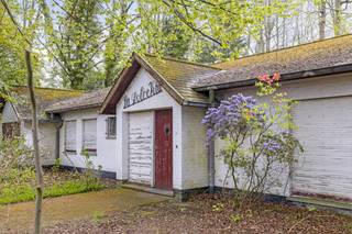 Badend in het groen van een impressionante bomenrij bevindt zich deze laagbouwvilla. In het jaar 1960 werd dit vrijstaand, gelijkvloers huis langs...