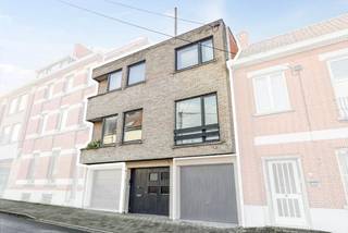 <strong>Ruime bel-étage met garage in hartje Rumbeke</strong><br /><br />Deze ruime en instapklare bel-étage is centraal gelegen in het centrum van Rumbeke en combineert comfortabel wonen met een uitstekende bereikbaarheid. Dankzij de doordachte indeling, moderne technieken en tal van troeven is dit een ideale woning voor wie ruimte en energiezuinigheid belangrijk vindt.<br />Op het gelijkvloers bevindt zich de inkomhal, een praktische berging en een zeer ruime garage voorzien van ingemaakte kasten, ideaal voor extra opslag.<br />De eerste verdieping vormt het leefgedeelte en geniet van veel natuurlijk licht. Hier vindt u een gastentoilet, een zonnig terras, een lichtrijke open keuken met eetruimte en aansluitend een gezellige woonkamer met open haard – perfect voor aangename momenten met familie en vrienden.<br />Op de tweede verdieping bevinden zich twee volwaardige slaapkamers, een recent vernieuwde badkamer met inloopdouche, een apart toilet en een technische ruimte die tevens dienst kan doen als extra berging. De derde verdieping beschikt over een zolderruimte, geschikt voor opslag.<br /><br /><strong>Troeven van deze woning:</strong>
<ul>
	<li>Centrale ligging in Rumbeke</li>
	<li>Zonnig terras</li>
	<li>Garage met ingemaakte kasten</li>
	<li>Warmtepomp + Zonnepanelen (10 panelen van 400 W, geplaatst in 2023)</li>
	<li>Energiezuinig en comfortabel wonen</li>
</ul>
Deze bel-étage biedt een unieke combinatie van ruimte, comfort en duurzaamheid in het centrum. Zeker een bezoek waard!<br /><br />Wacht niet te lang om deze unieke kans te grijpen. Kom het zelf ontdekken en ervaar de verschillende mogelijkheden die deze woning te bieden heeft. Wij staan klaar om u te verwelkomen in uw toekomstige droomhuis! Bel ons vrijblijvend op voor een bezoek en info. Wij begeleiden u graag met de glimlach op zoek naar uw droomwoning &amp; commercieel pand. T. 051 62 40 40.