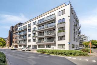 <p><span>Aan de oevers van de Dijle, en midden in het historisch centrum van Leuven, zijn wij vereerd dit trendy appartement te koop aan te bieden. Dit appartement op een topligging is gesitueerd op de vijfde verdieping van de gloednieuwe prestigieuze residentie, genaamd “The Vine”. Met dit project doen we eer aan de geschiedenis van Leuven. Ooit stond hier een authentiek klooster met uitgestrekte wijngaarden.<br />Het energiezuinig appartement met een nuttige bewoonbare oppervlakte van 55 m² omvat een inkomhal met vesitiaireruimte, een praktische berging, een apart gastentoilet, een gezellige leefruimte met veel lichtinval en een volledig ingerichte keuken met hoge kwaliteitstoestellen. Verder is er nog een ruime slaapkamer met een uniek zicht over de Sint-Geertruikerk en een gemeenschappelijke wasruimte met professionele wasmachines en droogkasten voorzien, zo kan u veel plaats besparen in het appartement. Dit appartement beschikt alsook over een knap afgewerkte badkamer met inloopdouche en het heeft eveneens ter hoogte van de keuken en de living een aangenaam terras waar de bewoner(s) van dit appartement kunnen genieten van open uitzichten over Leuven. Tevens is er nog een lift en een gemeenschappelijke fietsenstalling aanwezig en een Co-workingspace voorzien, alsook een slimme Bring-me pakjesautomaat. Kortom, dit luxueuze appartement in het hartje van Leuven is zeker een bezoek waard. Voor snelle beslissers.</span></p><p><span> </span></p>