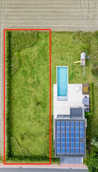 Exclusief Bouwperceel met Panoramisch Uitzicht in Merelbeke<br /><br />DROOMLOCATIE: Exclusief Bouwperceel met Panoramisch Uitzicht in Merelbeke<br /><br />UNIEKE LIGGING AAN DE VLAAMSE ARDENNEN<br /><br />Zoekt u het perfecte canvas voor uw droomwoning? Dit zeldzame bouwperceel in Merelbeke biedt wat weinige locaties kunnen evenaren: absolute rust, adembenemende vergezichten en een strategische ligging.<br /><br />Wat maakt deze locatie bijzonder?<br />• Spectaculair panoramisch uitzicht over de ongerepte Scheldevallei<br />• Rustige, groene omgeving aan de voet van de majestueuze Vlaamse Ardennen<br />• Perfecte bereikbaarheid: slechts 15 minuten rijden tot Gent Zuid, en vlotte verbinding naar Oudenaarde en Waregem<br />• Complete leefomgeving met alle voorzieningen binnen handbereik<br />• Paradijs voor natuurliefhebbers met talrijke wandel- en fietsroutes<br /><br />Bouwmogelijkheden voor uw droomproject:<br />• Open bebouwing in een exclusieve omgeving<br />• Bouwbreedte: 9,85 meter<br />• Bouwdiepte: 15 meter<br />• Flexibele hoogte: 1 bouwlaag op straathoogte + 2 bijkomende bouwlagen<br />• Mogelijkheid om een woning te bouwen van meer dan 380 m² woonoppervlakte<br />• Optimale privacy: bouwlijn start 7 meter achter de rooilijn<br /><br />Percelen met deze kwaliteiten en dit uitzicht zijn uiterst zeldzaam in Merelbeke en omgeving!<br /><br />CREËER UW DROOMHUIS OP DEZE TOPLOCATIE<br /><br />Gedetailleerde bouwvoorschriften beschikbaar op aanvraag.<br /><br />Contacteer Maxime vandaag nog voor een bezichtiging!<br /><br />maximebernaert@hotmail.com<br />0486/11.12.47<br /><br />Geen makelaars aub