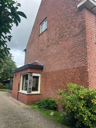 Halfopen bebouwing nabij centrum Geel. Rustig gelegen. Bestaande uit droge kelder, ruime living. Standaard keuken en badkamer. <br />Vaste trappen naar eerste verdieping en zolderkamer.<br />Op de eerste verdieping zijn er 3 slaapkamers. Op de zolderverdieping 1.<br />Goed onderhouden woning.<br />PVC ramen met hoogrendementsglas.<br />