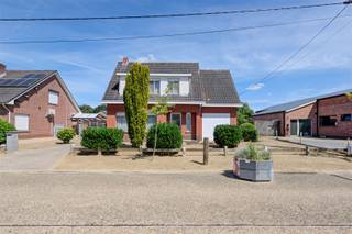 <p>Deze woning is gelegen in een rustige straat, nabij het centrum van Grobbendonk. Op de gelijkvloerse verdieping bevinden zich een inkomhal, een leefruimte, een ruime keuken, een veranda, een apart toilet en een wasplaats, hier is ook een douche voorzien. Op de eerste verdieping zijn 3 slaapkamers en een badkamer aanwezig, er is ook nog een bergzolder die toegankelijk is via een luikje. In de ruime tuin is een garage en een tuinberging voorzien. Deze solide constructie is vormt een ideale basis voor een renovatieproject, er is reeds een recente hoogrendementsketel aanwezig en de ramen zijn reeds deels PVC met dubbel glas. Maak snel uw afspraak! </p>