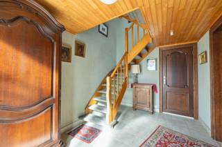 <p>Une maison pratique avec jardin dans un quartier calme et accueillant pour les enfants</p><p> </p><p>Entre le centre d'Ekeren et le majestueux Mariaburg se trouve la Vogelkersstraat, un quartier tranquille où les enfants peuvent encore jouer dans la rue et où les voisins se connaissent bien. Ici, vous vivez à distance de vélo des magasins, des écoles et à distance de marche des transports publics. La piste cyclable est juste au coin de la rue.</p><p> </p><p>Voici une maison unifamiliale, pleine de lumière, d'espace et parfaitement entretenue. Construite à la fin des années 1960, elle a été conservée et rénovée avec amour au fil des ans.</p><p> </p><p>Pourquoi vous voulez vivre ici</p><p> </p><p>-<span><span>      </span> Rue calme et sans issue - sûre et adaptée aux enfants</span></p><p>-<span><span>      </span> Jardin accueillant avec abri</span></p><p>-<span><span>      </span> Espace de vie lumineux avec parquet et cheminée</span></p><p>-<span><span>      </span> Garage et pièce de rangement supplémentaire pour un grand espace de stockage</span></p><p>-<span><span>      </span> Proche des écoles, des magasins et de la charmante ville de Mariaburg</span></p><p> </p><p>La maison vous accueille avec un hall d'entrée pratique au rez-de-chaussée, avec accès au garage et à la salle technique et de lavage. A l'arrière se trouve le jardin, un espace vert pour se détendre ou jouer.</p><p> </p><p>Au premier étage, vous trouverez l'espace de vie lumineux, doté de magnifiques parquets et d'une cheminée qui attire le regard.</p><p>Les grandes fenêtres apportent généreusement la lumière du jour et créent une sensation d'ouverture et d'aération. La cuisine est équipée de tous les appareils électroménagers et des toilettes séparées se trouvent dans le hall d'entrée.</p><p> </p><p>L'étage supérieur offre trois chambres confortables et une salle de bain avec douche.</p><p> </p><p>Découvrez cette propriété sur www.sinjoor.be ou prenez rendez-vous pour une visite. stad@sinjoor. be - 03 283 05 00.</p>