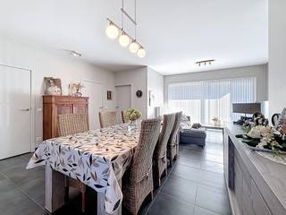 Nabij het centrum van Hooglede, vindt u dit prachtig gelijkvloers appartement.Het appartement biedt u een inkom, gastentoilet, mooie leefruimte met...