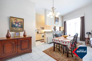 Ontdek dit ruime appartement op de eerste verdieping van de prestigieuze Residentie Marina Mercator, ideaal gelegen in het bruisende centrum van Oostende. Hier woont u op wandelafstand van winkels, restaurants, het station en de jachthaven, dit alles binnen handbereik. Dit instapklaar appartement beschikt over: 3 volwaardige slaapkamers, een bad- en douchekamer, perfect voor gezinnen of gasten. Een royale leefruimte met aansluitend een ingerichte keuken en een ruime berging. Daarnaast is er een gemeenschappelijke fietsenberging, een absolute troef in de stad. Of u nu op zoek bent naar een vaste woonst, tweede verblijf of investering, dit appartement combineert ruimte, comfort en topligging.