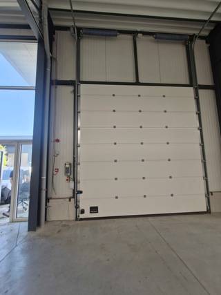 New warehouse of +/- 580 m² with high ceilings, large sectional door, latest insulation standards (possibility of interior fitting out)...
