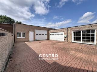 <p>Wonen & werken in Beernem – Ruime woning met ca. 120 m² opslagruimte!<br /><span><span><span><span><span><span><span><span><span><span><span><span><span><span>Ruime en veelzijdige eigendom op 624m² grond</span><span>, met maar liefst </span><span>270 m² bewoonbare oppervlakte</span><span>, 3 slaapkamers en de mogelijkheid tot </span><span>gelijkvloers wonen</span><span>.</span></span></span></span></span></span></span></span></span></span></span></span></span></span><br /><span><span><span><span><span><span><span><span><span><span><span><span><span><span>De absolute troef is de </span><span>ca. 120 m² grote garage/opslagruimte met bureel</span><span>, ideaal voor </span><span>zelfstandigen en ondernemers</span><span>. Zeer geschikt als opslagruimte voor materiaal, voertuigen en goederen.</span></span></span></span></span></span></span></span></span></span></span></span></span></span><br /><span><span><span><span><span><span><span><span><span><span><span><span><span><span>De woning combineert comfortabel wonen met de mogelijkheid om </span><span>wonen en werken op één locatie</span><span> te verenigen.</span></span></span></span></span></span></span></span></span></span></span></span></span></span><br /><br /><strong>INDELING:<br /><em><u>Gelijkvloers:</u></em><br /><u>WONING:</u></strong><br />Ruime inkomhal - LICHTRIJKE living - volledig ingerichte keuken (O.a. met keramisch fornuis, dampkap, dubbele spoelbak, heteluchtoven, ingebouwde microgolfoven, frigo en vaatwasmachine) - veranda (met gashaard) – ruime berging/wasplaats (met voorzieningen voor wasmachine en droger) - 2de leefruimte (met gashaard, sauna en douche) - veranda - afzonderlijk gastentoilet - slaapkamer/bureel - ruime garage (met automatische sectionale poort) - ZUIDgericht terras - ruime verharde oprit.<br /><br /><u><strong>BIJGEBOUW:</strong></u><br />Opslagruimte (met automatische sectionale poort) - bureel - wasplaats - afzonderlijk toilet - douche.<br /><br /><em><strong><u>Eerste verdieping:</u></strong></em><br />Ruime nachthal/bureelruimte (extra slaapkamer mogelijk) – kwalitatieve badkamer (O.a. met lavabomeubel, hangtoilet, ligbad én douche) - ruime slaapkamer met ruime dressing – slaapkamer 3 met mezzanine.<br /><br /><u><strong>Opmerkingen:</strong></u><br />- 28 ZONNEPANELEN aanwezig!<br />- ROLLUIKEN aanwezig!<br />- Volledig omheind.<br />- Videofonie aanwezig.<br />- Waterverzachter aanwezig.<br />- <span><span><span><span><span><span><span><span><span><span><span><span><span><span><span>270 m² bewoonbare oppervlakte</span></span></span></span></span></span></span></span></span></span></span></span></span></span></span><br />- Afgesloten met elektrische toegangspoort.<br /><br />Een unieke kans voor wie ruimte zoekt om comfortabel te wonen én professioneel actief te zijn. GELIJKVLOERS wonen mogelijk! Aarzel zeker niet om ons te contacteren voor een bezoek ter plaatse: 050/70.01.02 - info@centro.be.</p>