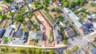 <p>Gelegen in een rustige en groene omgeving aan de Borghgravelaan, bevindt zich dit prachtig stuk bouwgrond van maar liefst 1125 m². De grond is bestemd voor een open bebouwing en biedt dankzij de royale grondbreedte van 17,35 meter tal van mogelijkheden voor het realiseren van een ruime, vrijstaande woning met zicht op een indrukwekkende tuin. Mogelijks ook meerdere entiteiten.</p>
<p>Deze locatie combineert het beste van twee werelden: een landelijke, aangename sfeer met alle voordelen van een uitstekende bereikbaarheid. Dankzij de vlotte verbinding met de E313 en E314 bent u in een mum van tijd in omliggende steden zoals Hasselt, Genk of Leuven, wat deze bouwgrond uitermate geschikt maakt voor wie rustig wil wonen zonder in te boeten aan mobiliteit.</p>
<p>De tuin, die zich uitstrekt over de volledige diepte van het perceel, biedt een zee aan ruimte en privacy. Een bestaande haag zorgt voor een natuurlijke afscheiding, waardoor u in alle rust kan genieten van het buitenleven. Of u nu droomt van een uitgestrekte bloemenweide, een moestuin, een zwembad of een combinatie van dit alles – de mogelijkheden zijn hier eindeloos.</p>
<p>Kortom, deze bouwgrond aan de Borghgravelaan is de perfecte locatie voor wie op zoek is naar ruimte, rust en bereikbaarheid, met volop potentieel om een droomwoning te realiseren in een prachtige, groene omgeving.<br /><br />Pluspunten:<br /><br />* Gelegen in het gezellige boekt<br />* Een warme bakker in de straat<br />* Prachtige tuin<br />* Zuid Westelijke orientatie<br />* Uitstkende bereikbaarheid naar de autostrade<br /><br /><span>Maatregelen opgenomen in het Maatregelenregister: nee</span></p>