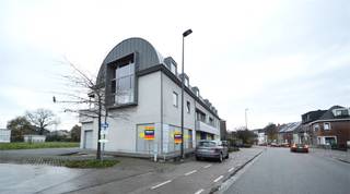 Ideaal gelegen commercieel gelijkvloers of kantoor, nabij de drukbezochte invalsweg tussen Aalst en Dendermonde N41 en de Aalsterse Ring (voorheen ‘ING BANK’).<br />Dit betreft een modern gelijkvloers met een opp. van 368 m² inclusief 4 parkeerplaatsen.<br />Het pand is momenteel verdeeld in verschillende open kantoorruimtes, vergaderzalen, archiefruimtes, bergplaatsen, dubbel toilet, uitgebreide keuken, sociale ruimte, … De actuele, ruime indeling kan indien gewenst makkelijk gewijzigd worden.<br />Ideaal voor kantoren, praktijk, kine/PT, …<br />EV. OOK MOGELIJK OM TE HUREN. OPTIONEEL<br />Onroerende voorheffing ten laste van de huurder.<br />Dubbele beglazing. Onmiddellijk beschikbaar.<br />Benieuwd naar dit bedrijfsvastgoed te koop regio Aalst?<br />Contacteer info@immodelestre.be of 054 33 62 52.<br />www.immodelestre.be<br />