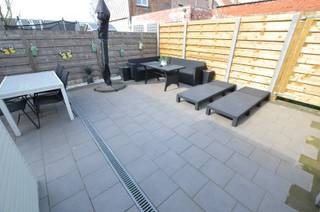 Mooi instapklaar woonhuis met groot zonneterras en uitweg achteraan.Indeling:Inkomhall, afzonderlijk toilet, woonkamer, open ingerichte keuken,...