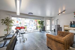Opbrengsteigendom met gegarandeerde verhuur – Toplocatie in het centrum van Kontich<br /><br />Bent u op zoek naar een interessante vastgoedinvestering met onmiddellijk rendement? Dan is deze opbrengsteigendom in het hart van Kontich zeker een bezoek waard.<br /><br />Het pand bestaat uit een commercieel gelijkvloers, momenteel ingericht als kapsalon, gecombineerd met een aangenaam appartement achteraan. Dankzij de centrale ligging in het centrum geniet het handelsgedeelte van een uitstekende zichtbaarheid en bereikbaarheid.<br /><br />Het appartement beschikt over twee volwaardige slaapkamers, een badkamer, een lichtrijke en aangename leefruimte, een apart toilet en twee praktische bergingen.<br /><br />Een belangrijke troef voor investeerders is dat de huidige eigenaar het pand nog gedurende 7 jaar zal huren, waardoor u vanaf de aankoop kunt rekenen op een stabiele en langdurige huuropbrengst zonder leegstandsrisico.<br /><br />Troeven van deze eigendom:<br /><br />Opbrengsteigendom met handelspand en appartement<br />Centrale toplocatie in het centrum van Kontich<br />Commercieel gelijkvloers met uitstekende visibiliteit<br />Appartement met 2 slaapkamers<br />Ruime leefruimte en terras<br />Twee bergingen en apart toilet<br />Interessante investering met onmiddellijke huuropbrengst<br />Verkoper blijft nog 7 jaar huurder<br /><br />Een unieke opportuniteit voor investeerders die op zoek zijn naar een zorgeloze investering op een uitstekende locatie. Contacteer ons voor meer informatie of een bezoek ter plaatse.