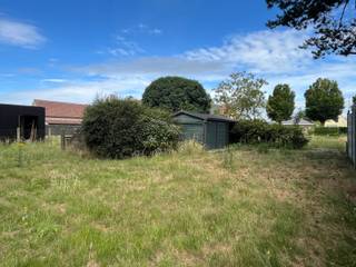 Dit perceel bouwgrond is bestemd voor het bouwen van een alleenstaande woning. De locatie vormt de ideale combinatie tussen de nabijheid van buurtwinkels, lagere scholen (Sint-Rita en Moerkerke),… én een groene omgeving met wandel en fietsmogelijkheden naar hartenlust.<br /><br />Bouwmogelijkheden woning: <br />-Bouwdiepte gelijkvloers: indien 1 bouwlaag: max. 20 meter, indien 2 bouwlagen: max. 15 meter<br />-Bouwdiepte eerste verdieping: max. 12 meter<br /><br />Bouwmogelijkheden bijgebouw: <br />-oppervlakte: max. 50m² <br />-nokhoogte: max. 5 meter<br /><br />De nieuwe aansluiting op A11-E34 zorgt voor vlotte verbinding naar de kust en het binnenland.<br /><br />Op dit zuidgerichte perceel villagrond van 954m² uw nieuwe thuis bouwen?<br /><br />Contacteer Bonne Vastgoed 7 op 7 voor meer info via 0468/10.40.40 of info@bonnevastgoed.be