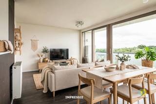 <p><span>Op een toplocatie nabij het groene Domein Drie Fonteinen bevindt zich dit lichtrijke appartement op de zesde verdieping van een modern gebouw uit 2013 met lift. Vanuit de leefruimte en het terras geniet u dagelijks van een prachtig panoramisch uitzicht over Brussel en het Domein Drie Fonteinen. Het appartement is praktisch ingedeeld met een duidelijke scheiding tussen het leef- en slaapgedeelte. De ruime leefruimte vloeit naadloos over in de open, volledig uitgeruste keuken en biedt voldoende plaats voor een gezellige zithoek en eetruimte. Dankzij de grote raampartijen aan verschillende zijden geniet u de hele dag van een aangename natuurlijke lichtinval. Het ruime terras vormt een verlengstuk van de leefruimte en laat u optimaal genieten van het uitzonderlijke uitzicht. Het slaapgedeelte omvat twee volwaardige slaapkamers en twee badkamers, waarvan een met ligbad en wastafel en een met douche en wastafel. Verder beschikt het appartement over een apart toilet en een praktische berging met aansluitingen voor wasmachine en droogkast. Bij het appartement horen een privatieve kelderberging en twee staanplaatsen. De twee staanplaatsen zijn verplicht bij aan te kopen. Dankzij het gunstige EPC-label B combineert dit appartement comfort met energiezuinigheid. Het appartement is momenteel verhuurd en vormt daardoor ook een interessante investeringsopportuniteit. </span></p><p><span> </span></p>