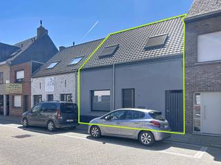 Moderne 2-slaapkamer woning, gelegen in het centrum van Herenthout, op wandelafstand van alle nodige faciliteiten. Qua indeling omvat deze woning op het gelijkvloers een leefruimte met open, volledig geïnstalleerde keuken. Vanuit de keuken heeft u zicht en toegang tot de tuin. Een klein trapje brengt u bij de badkamer, voorzien van douche en wasplaats. De verdieping omvat een nachthal en 2 ruime slaapkamers ( 21m² - 18m²). Naast de speelse en knusse indeling beschikt deze woning ook over veel natuurlijk licht en het nodige comfort met onder andere 2 airco's, recent vernieuwd schrijnwerk en een volledig geïnstalleerde keuken. Voor extra stockage beschikt de woning over een kelder, alsook tuinberging. De zuid-georiënteerde tuin is mooi aangelegd en geniet veel privacy. Uiterst handig is ook de kleine servitudeweg naast de woning welke u rechtstreeks toegang biedt vanuit de tuin naar de straat, ideaal voor fietsen en vuilnisbakken.