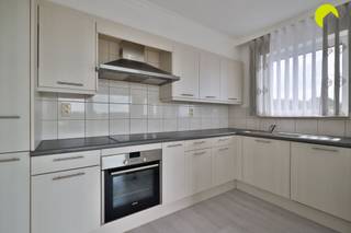 <p><span> </span><span> Vous recherchez un appartement agréable et spacieux de 3 chambres, pour vous et votre famille ? Alors cet appartement vaut vraiment le détour.</span></p><p><span>Cet appartement de 3 chambres, idéalement situé, se trouve sur la Praaglaan, à quelques minutes à pied de divers commerces, banques, écoles et installations sportives. </span></p><p><span>Les transports en commun, très bien organisés, se trouvent également à proximité immédiate. </span></p><p><span> </span></p><p><span>L'appartement est situé au 4e étage, accessible par les escaliers et l'ascenseur. On y accède par le hall d'entrée, équipé de placards encastrés. Un WC séparé avec lavabo, ainsi qu'un débarras et une buanderie, se trouvent juste à côté.</span></p><p><span>Le salon bénéficie dune belle luminosité, lappartement étant situé à langle de limmeuble. La cuisine a été entièrement rénovée et dispose de tous les appareils nécessaires ; les deux pièces donnent accès à une agréable terrasse.</span></p><p><span> </span></p><p><span>En passant par le couloir de nuit, équipé de placards encastrés et dun petit espace de rangement, on accède aux trois chambres, dont lune a été aménagée en dressing. </span></p><p><span>La salle de bains est équipée d'une baignoire, d'une douche et d'un meuble-lavabo à double vasque. </span></p><p><span> </span></p><p><span>Un local à vélos commun est disponible.</span></p><p><span> </span></p><p><span>Informations utiles :</span></p><p><span> </span></p><p><span>° PEB : 149 kWh/m²</span></p><p><span>° Charges communes : 50 (provision pour l'eau) et 30 (entretien des parties communes).</span></p><p><span>° Disponible immédiatement</span></p><p><span>° Caution : 3 mois</span></p><p><span>° État des lieux (externe)</span></p><p><span> </span></p><p><span> </span></p><p><span>Pour plus d'informations ou pour une visite sur place, appelez le 03/449.42.41 ou rendez-vous sur www.habicom.be</span></p><p><span> </span></p>