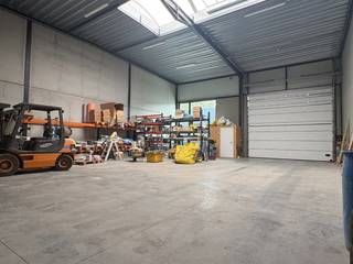 KMO Unit / loods te huur in Meulebeke op 213m².<br /><br />Deze recente loods komt te huur. Deze heeft 2 autostaanplaatsen voor de loods. Een eigen sanitaire voorziening, aangesloten op de regenwaterput van 5000 liter.<br /><br />3x400v +N<br /><br />Poort 4,62 hoogte op 4,99 breedte.<br /><br />Bij deze huur komen er geen syndickosten bij, wel zijn er grondlasten te betalen (dit jaar 725,81 euro).<br />​<br />800 euro +21% btw maandelijks te betalen.