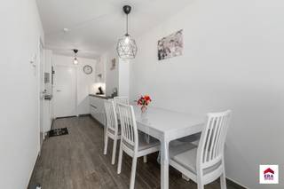 <p><strong>Gelijkvloers 2-slaapkamerappartement te koop in Koksijde-Bad</strong></p>

<p>Bent u op zoek naar een instapklaar appartement op een toplocatie aan zee? Dan is dit recente gelijkvloerse appartement in Koksijde-Bad zeker een bezoek waard.</p>

<p>Gelegen op amper 10 meter van de zeedijk geniet u hier van een unieke ligging, vlak bij het strand, de winkels, horecazaken en alle voorzieningen.</p>

<p>Het appartement beschikt over:</p>

<ul><li>Twee volwaardige slaapkamers</li><li>Een lichtrijke leefruimte</li><li>Moderne keuken en badkamer</li><li>Gelijkvloerse ligging, ideaal voor jong en oud</li><li>Privatieve autostaanplaats vlak voor de deur</li><li>Recente constructie met een hedendaagse afwerking</li></ul>

<p>Dankzij de uitstekende ligging en het hoge wooncomfort is dit appartement perfect als vaste woonst, tweede verblijf of interessante investering aan de Belgische kust.</p>

<p>Interesse? Neem gerust contact op voor meer informatie of een bezichtiging.<br />058 51 23 23 of op christian@eraservimo.be</p>