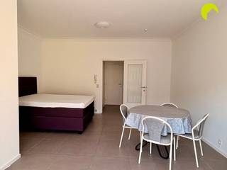 <p><span>Ce studio charmant et frais se trouve sur Pastoor Bauwenslaan, à proximité des magasins, des transports publics, des écoles, .....</span></p><p><span> </span></p><p><span>Disposition :</span></p><p><span>Nous entrons dans la propriété par le hall d'entrée avec des armoires encastrées et nous traversons l'espace de vie. Le lit et la table avec les chaises sont conservés.</span></p><p><span>La cuisine ouverte est moderne et équipée d'un réfrigérateur, d'une plaque de cuisson, d'une hotte aspirante et d'un branchement pour la machine à laver.</span></p><p><span>À l'avant du bâtiment, il y a une autre terrasse ensoleillée, les fenêtres sont équipées d'un film de protection contre les regards indiscrets, l'intimité n'est donc pas un problème.</span></p><p><span> </span></p><p><span>La salle de bains est équipée de toilettes, d'une douche et d'un sèche-serviettes.</span></p><p><span> </span></p><p><span>Enfin, l'appartement dispose d'une cave privée et d'un local à vélos commun.</span></p><p><span> </span></p><p><span>Informations utiles :</span></p><ul><li><span>Disponibilité : immédiate</span></li><li><span>Charges communes : €70 (y compris minuterie, entretien des couloirs, syndic, ascenseur, ...)</span></li><li><span>EPC : 124kWh/m²J label B</span></li><li><span>Garantie locative : 3 mois</span></li><li><span>Etat des lieux : 225  par lot</span></li></ul><p><span> </span></p><p><span> </span></p><p><span>Réservez dès maintenant votre rendez-vous EN LIGNE vous-même. Surfez sur la propriété concernée sur notre site web www.habicom.be et cliquez sur le bouton rose "PLANIFIER UNE VISITE".</span></p><p><span>Choisissez l'heure qui vous convient le mieux, remplissez les coordonnées demandées et cliquez sur envoyer pour confirmer.</span></p>