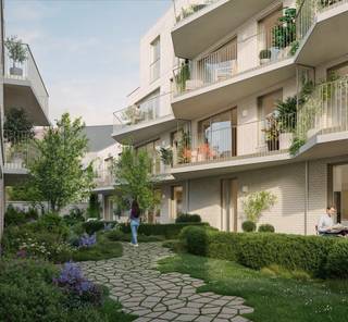 Hof Ten Anker telt 20 ruime wooneenheden, verdeeld over twee kleinschalige gebouwen van vier bouwlagen, elk met een eigen penthouse op de bovenste verdieping. De appartementen hebben 2 of 3 slaapkamers en ruime oppervlaktes van ongeveer 90 tot wel 165 m². Ruime terrassen zijn hier niet de uitzondering, maar de regel voor elk appartement. Bovendien genieten de terrassen niet alleen een fantastische oriëntatie, maar ook kijken ze ook uit op het groene binnengebied. De gelijkvloerse appartementen beschikken bovendien over een gezellige privétuin. Voor wie eerder droomt van een woning, is er één halfopen bebouwing met zuidwest georiënteerde tuin, perfect voor wie graag het comfort van een huis combineert met het gemak van wonen in het centrum. Ondergronds vind je een gemeenschappelijke parkeergarage, met optionele laadpunten en een eigen berging voor elk appartement. Fietsers kunnen terecht in een ruime fietsenstalling, zowel onder- als bovengronds, met aansluitingsmogelijkheden voor elektrische fietsen.Welkom in Hof Ten Anker, jouw nieuwe thuishaven.