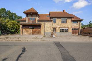 Ruime woning met atelier, studio en tal van mogelijkheden in het rustige Stalhille<br />In een rustige straat in Stalhille (Jabbeke) bevindt zich deze bijzonder ruime woning boordevol potentieel. Dankzij de doordachte indeling is deze eigendom uitermate geschikt als kangoeroewoning, voor een groot gezin of voor wie wonen en werken wil combineren.<br />Bij het betreden van de woning komt u in de inkomhal met gastentoilet. De gezellige leefruimte sluit aan op een ruime uitbouw die nog verder afgewerkt kan worden en uitgeeft op de zonnige tuin. Verder beschikt de woning over een praktische wasplaats en berging.<br />Op de eerste verdieping bevinden zich de nachthal, een polyvalente ruimte die perfect kan dienen als speelkamer, hobbyruimte of bureau, drie volwaardige slaapkamers, waarvan één met ensuite dressing, en een ruime badkamer uitgerust met een inloopdouche, ligbad en lavabo.<br />De tweede verdieping biedt plaats aan een vierde slaapkamer met de mogelijkheid om een ensuite badkamer te voorzien.<br />Een extra troef is de deels ingerichte studio met een afzonderlijke keuken en badkamer. Deze biedt tal van mogelijkheden als zorgwoning, gastenverblijf of aparte woonunit voor inwonende familie.<br />Daarnaast beschikt de eigendom over een ruim atelier van ca. 57 m², ideaal als werkplaats, hobbyruimte of extra opslagruimte.<br />Ook buiten is het aangenaam vertoeven. De zonnige tuin vormt een fijne plek om in alle rust te genieten van het buitenleven.<br />Hoewel de woning nog verdere afwerking vraagt, vormt ze een uitstekende basis voor wie op zoek is naar veel ruimte en de vrijheid om de woning volledig naar eigen smaak en wensen af te werken.<br />Interesse? Neem vrijblijvend contact op met Dani via 0479 10 99 08 voor meer informatie of een bezoek ter plaatse.