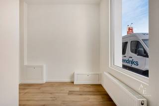 Op een uitstekende locatie in het bruisende Ledeberg bevindt zich deze volledig gerenoveerde en perfect instapklare woning. Dankzij de centrale ligging geniet u van een vlotte verbinding naar het centrum van Gent, belangrijke invalswegen, openbaar vervoer, winkels, scholen en tal van horecazaken.<br /><br />Deze woning wordt u exclusief aangeboden door Access Estate.<br />Contacteer ons via het nummer +32 470 06 80 15 of nathan@accessestate.be<br /><br />De woning werd in 2022 volledig gerenoveerd en kreeg recent nog een nieuwe opfrisbeurt, waardoor ze onmiddellijk klaar is voor haar nieuwe bewoners. Bovendien beschikt ze over een bijzonder gunstig EPC-label B (117 kWh/m²), dat zelfs werd opgemaakt vóór de plaatsing van 6 zonnepanelen (6 x 430 Wp), wat de energieprestaties nog verder ten goede komt.<br /><br />Binnen vindt u een lichtrijke leefruimte met een volledig uitgeruste open keuken, twee afzonderlijke toiletten, drie volwaardige slaapkamers en een comfortabele badkamer met dubbele lavabo, ligbad en regendouche. Achteraan geniet u van een gezellige, west-gerichte buitenruimte waar u volop van de namiddag- en avondzon kunt genieten.<br /><br />Een energiezuinige, stijlvolle en instapklare woning op een gegeerde locatie, bovendien snel beschikbaar. Contacteer ons vandaag nog voor een bezoek!