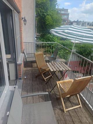 Instapklaar energiezuinig appartement met terras (7m²) in hartje Borgerhout.<br /><br />Op zoek naar een lichtrijk en modern appartement op een toplocatie in Borgerhout? Dit recent gebouwde appartement van 67 m² combineert comfortabel wonen met een uitstekende bereikbaarheid en een levendige buurt.<br /><br />Het appartement beschikt over een ruime slaapkamer, een aangenaam terras met groen uitzicht en een praktische indeling. Dankzij het EPC A-label geniet u van een energiezuinige woning met lage verbruikskosten. Bovendien zijn er geen gemeenschappelijke kosten en bestaat het gebouw uitsluitend uit mede-eigenaars.<br />De aparte berging biedt plaats voor wasmachine en droogkast, en de volledig uitgeruste keuken beschikt onder andere over een vaatwasser.<br /><br />Gelegen op wandelafstand van de gezellige horeca rond de Dageraadplaats en het Moorkensplein, met winkels, openbaar vervoer en alle voorzieningen binnen handbereik. Ook natuurliefhebbers zitten hier goed met het Rivierenhof, Boelaerpark en het toekomstige Spoorpark (opening voorzien in 2027) vlakbij.<br /><br />Extra troeven:<br />EPC A<br />Recent gebouw<br />Terras met groen uitzicht en zon tot in de namiddag<br />Geen gemeenschappelijke kosten<br />Mobiscore 9,5<br />Parkingmogelijkheden in de buurt, inclusief elektrische laadpunten<br />Vlotte verbinding naar de in- en uitvalswegen van Antwerpen<br />Rustige residentiële ligging nabij bruisende hotspots<br />Ideaal als eigen woonst of investering.<br /><br />We ontvangen je graag op onze kijkdag zaterdag 13 juni.<br />Contacteer ons voor een tijdslot: wilrijkstraat27@gmail.com<br />Of maak een andere persoonlijke afspraak.<br />Makelaars gelieve zich te onthouden.<br />