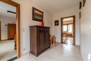 <p><span><strong>Degelijke en ruime gezinswoning in het centrum van Weelde met zicht op de molen en de kerk. Deze woning, op een zuidoost georiënteerd perceel van 855m², is praktisch ingedeeld met o.a. ruime inkomhal met vestiaire, leefkamer, keuken, zeer ruime bijkeuken, slaapkamer met en-suite badkamer op het gelijkvloers, inpandige garage en kelder, verdieping is ingericht met 3 ruime slaapkamers, energielabel D.</strong><br /><br />In het centrum van Weelde, met zicht op de molen en de kerk, bevindt zich deze degelijke en verrassend ruime gezinswoning op een zuidwest georiënteerd perceel van 855 m². De woning geniet van een praktische indeling, veel ruimte en een aangename tuin rondom, waardoor dit een uitstekende basis vormt voor wie op zoek is naar een woning met karakter en mogelijkheden. <br /></span><span>Bij het betreden van de woning komt u terecht in een ruime inkomhal met vestiaire. Van hieruit heeft u enerzijds toegang tot de leefruimte en anderzijds tot de slaapkamer op het gelijkvloers. <br />De woonkamer biedt voldoende plaats voor een gezellige zithoek aan de straatzijde en een eetkamer in de nabijheid van de keuken. Dankzij de vele raampartijen geniet u vanuit verschillende hoeken van een mooi zicht op de tuin en het terras. </span><span>De keuken bevindt zich centraal in de woning en biedt ruimte om samen met het gezin of gasten te tafelen. <br />Aansluitend bevindt zich een bijzonder ruime bijkeuken, gescheiden door de trappenhal naar de verdieping. Deze ruimte biedt tal van mogelijkheden en kan, mits de nodige inrichting, nog meer bij de leefruimtes betrokken worden. <br /></span><span>Verder beschikt het gelijkvloers over een slaapkamer met en-suite badkamer, een wasruimte met toegang tot de bijkeuken, een ruime inpandige garage en een kelder. Op de verdieping bevinden zich drie ruime slaapkamers, ideaal voor een gezin of voor wie extra ruimte zoekt voor bureau, hobby of logeerkamer.</span></p>
<p><span>Een bijkomende troef is de bereikbaarheid van de achtergevel en garage via Voorlaar, een doodlopende straat waar u veilig en vlot het terrein op en af rijdt.</span></p>
<p>Bijzonderheden:<br />- Degelijke woning<br />- Centrumgelegen Tilburg - Turnhout - Baarle Nassau<br />- Grote tuin<br />- Nieuwe gasketel<br /><br /></p>