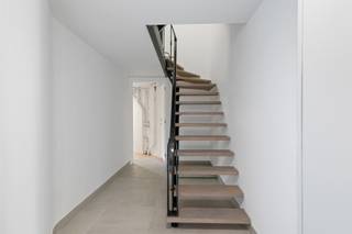 Totaal gerenoveerd appartement in een kleinschalig gebouw, ligt in het centrum van Merchtem. Het appartement werd volledig gerenoveerd en...