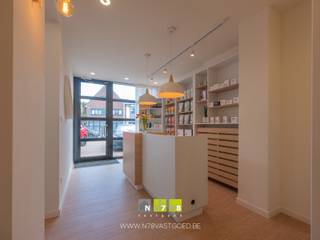 <span><strong>HOOGWAARDIG AFGEWERKT HANDELSGELIJKVLOERS MET DIVERSE MOGELIJKHEDEN IN HET CENTRUM VAN MAASEIK.<br /><br />ADRES <br /></strong>- Koning Albertlaan 8, 3680 Maaseik. <strong><br /><br />TROEVEN<br /></strong>- Gelegen in het centrum van Maaseik. Commerciële toplocatie! <br />- Parkeergelegenheid voor de deur!<br />- 2 Privatieve staanplaatsen inbegrepen! <br />- Kelderruimten horende bij het handelspand. <br />- EPC C: energiezuinig pand! <br />- Mogelijkheid tot aankoop van bovenliggend verhuurd appartement. Ideaal als investering! <br />- Handelspand met diverse mogelijkheden! Momenteel ingericht als afslankstudio.<br /><br /><strong>EXTRA : <br />Mogelijkheid tot aankoop van bovenliggend verhuurd appartement. Ideaal als investering! Dit kan aan een prijs van 174.000 euro. Deze aantrekkelijke prijs is enkel van toepassing in combinatie met de aankoop van het handelsgelijkvloers.</strong><strong><br /><br />KELDERVERDIEPING -01<br /></strong>- Kelderruimte 1 (2,40m x 5,30m = 12,72m²): betonvloer. <br />- Kelderruimte 2 (3,90m x 4,90m = 19,11m²): betonvloer. <br />- Kelderruimte 3 (3,80m x 4,00m = 15,20m²): betonvloer. <strong><br /><br />HANDELSGELIJKVLOERS 00 | momenteel ingericht als afslankstudio (72,50m²)<br /></strong>- Onthaal / ontvangstruimte (2,75m x 5,60m = 15,40m²): verkoopbalie, inbouwkasten, leggers, spoelbakje met onderkasten, laminaat.<strong><br /></strong>- Hal ((3,20m x 1,10m) + (1,30m x 4,70m) = 9,63m²): deur naar de kelder, laminaat. <strong><br /></strong>- Wachtruimte/kleedruimte ((1,65m x 3,80m) + (1,54m x 1,20m) = 8,12m²): lockers, laminaat.<strong><br /></strong>- Polyvalente ruimte 1 (2,30m x 2,25m = 5,18m²): momenteel ingericht als behandelruimte 1, laminaat. <br />- Polyvalente ruimte 2 (3,80m x 5,00m = 19,00m²): momenteel ingericht als behandelruimte 2, airco, laminaat. <br />- Polyvalente ruimte 3 (3,50m x 3,50m = 12,25m²): mogelijk in te richten als kantoor/vergaderruimte, inbouwkasten, laminaat.</span><br /><span>- Toilet (1,45m x 2,00m = 2,90m²): hangtoilet, spoelbakje, wandbetegeling, laminaat. </span><br /><br /><span><strong>EXTERIEUR</strong></span><br /><span>- Parkeermogelijkheden voor het gebouw.<strong><br /></strong>- 2 Privatieve parkings (P1 & P2) op afgesloten terrein (achterzijde), toegankelijk via automatische toegangspoort. <br /><br />Bekijkt u deze advertentie via een aanverwante vastgoedsite, surf dan zeker naar onze website <strong>www.N78vastgoed.be</strong> voor een uitgebreide beschrijving en foto's. <strong>Meer info: +32 (0)89 86 18 88 of info@N78vastgoed.be.</strong></span>