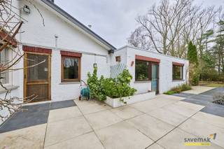  Op dit ruim perceel van 26are staat jouw thuis te wachten.Een grote voortuin, voldoende ruimte aan de zijkant van de woning en achteraan een...