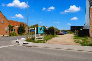 Op zoek naar een mooi gelegen bouwgrond voor een halfopen bebouwing? Dit perceel van 503 m², op het verkavelingsplan aangeduid als lot 1, is gelegen in Sint-Amands, nabij winkels, de prachtige Schelde en diverse fiets- en wandelroutes. Het perceel beschikt over een straatbreedte van 10,69 m en biedt tal van mogelijkheden. De maximale bouwdiepte bedraagt 17 m op het gelijkvloers, 13 m op de eerste verdieping en 9 m onder het dak. De minimale bouwbreedte bedraagt 6 m. Het perceel is niet overstromingsgevoelig. Wenst u meer informatie? Vraag gerust naar het verkavelingsplan en de verkavelingsvoorschriften. 📞 Maak vrijblijvend een afspraak via 03/283.84.84 📧 Of mail naar gert@ax-quality.be