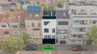 In de Tarwestraat vinden we deze verrassend ruime en volledig gerenoveerde bel-étagewoning terug. Een woning die niet alleen praktisch werd ingericht, maar ook bijzonder aangenaam aanvoelt dankzij het vele licht, de verschillende buitenruimtes en de slimme indeling over meerdere verdiepingen.<br /><br />☀️ De absolute eyecatcher? Het recent aangelegde dakterras met perfecte zuidwestoriëntatie. Een heerlijke plek waar u in alle privacy van de zon en het open uitzicht geniet tot ’s avonds laat. Samen met de twee bijkomende terrassen achteraan beschikt deze woning over uitzonderlijk veel buitenruimte die bovendien bijzonder onderhoudsvriendelijk werd aangelegd.<br /><br />🛋️ Binnenin werd gekozen voor een moderne en warme afwerking. De leefruimte met open keuken vormt het gezellige hart van de woning en sluit mooi aan op het terras aan de achterzijde. Grote raampartijen zorgen hier voor een aangename lichtinval doorheen de dag.<br /><br />🔥 Op het gelijkvloers zorgt de polyvalente ruimte met pelletkachel voor extra mogelijkheden: ideaal als hobbyruimte, bureau, extra zithoek of slaapkamer. Dankzij de inpandige garage, kelderruimte en meerdere bergmogelijkheden ontbreekt het hier bovendien niet aan praktisch comfort.<br /><br />🛏️ Met vier volwaardige kamers biedt deze woning meer dan voldoende plaats voor een gezin, thuiswerk of extra hobbyruimte. De badkamer werd uitgerust met zowel een bad als douche en ook aan comfort werd duidelijk gedacht.<br /><br />📍 De ligging maakt het plaatje compleet. Rustig wonen in Vogelzang, vlakbij winkels, scholen, recreatie en belangrijke uitvalswegen. De zeedijk bevindt zich op wandelafstand en ook het stadscentrum bereikt u in slechts enkele minuten met de fiets. Met een Mobiscore van 9,2/10 woont u hier op een locatie waar alles binnen handbereik ligt.<br /><br />✨ Een instapklare woning met karakter, ruimte en zon op een bijzonder gegeerde ligging. Minder weergeven<br /><br />