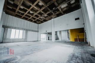 Fenomenaal gelegen KMO-unit van 522 m² te huur aan het knooppunt van de Ring met de A12, op de vroegere site van Douwe Egberts. De loods met een...