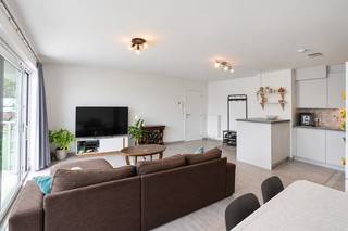 Instapklaar appartement met zuidgericht terras, garage en prachtig uitzicht<br /><br />Op een centrale en rustige ligging tussen Zelzate en Assenede bevindt zich dit perfect onderhouden appartement in de kleinschalige en rustige Residentie Jamboree. Het gebouw werd opgeleverd in 2016 en beschikt over een lift, waarmee je het appartement op de eerste verdieping gemakkelijk en comfortabel bereikt.<br /><br />Bij het binnenkomen valt meteen de aangename, lichtrijke open leefruimte op. Dankzij de grote raampartijen geniet je hier van een prachtig uitzicht en veel natuurlijk licht. Aansluitend bevindt zich de volledig uitgeruste keuken met eiland, ingebouwde oven en vaatwasser. De open indeling zorgt voor een gezellige en praktische leefomgeving.<br /><br />Het appartement beschikt over twee ruime slaapkamers, die voldoende plaats bieden voor een comfortabel bed, kasten en eventueel een bureau of dressing. Verder is er een verzorgde badkamer met zowel een douche als een ligbad, een apart toilet en een ruime berging.<br /><br />Een absolute troef is het zuidgerichte terras met glazen balustrade. Hier kan je in alle rust genieten van de zon en het mooie uitzicht. Een ideale plek om 's ochtends rustig te ontbijten of 's avonds gezellig te ontspannen.<br /><br />Ook op praktisch vlak heeft dit appartement heel wat te bieden. Zo beschikt het over een afzonderlijke en afgesloten garage met elektrische poort. Daarnaast is er op het terrein nog extra parkeergelegenheid aanwezig.<br /><br />Het appartement is niet alleen perfect onderhouden, maar ook bijzonder energiezuinig. Met een uitstekende EPC-score van slechts 59 kWh/m²/jaar geniet je van een gunstig energieverbruik. In combinatie met de lage gemeenschappelijke kosten maakt dit het appartement financieel extra interessant.<br /><br />Dankzij de combinatie van de rustige maar centrale ligging, de ruime slaapkamers, het prachtige uitzicht, het zuidgerichte terras, de garage en de uitstekende energieprestatie is dit een ideaal startersappartement. Tegelijk biedt het door de beperkte kosten en energiezuinigheid ook uitstekende mogelijkheden als investering.<br /><br />Een instapklaar appartement met veel comfort, een prachtig uitzicht en bijzonder gunstige energieprestaties. Absoluut een bezoek waard! Bel WIJSvastgoed op +32 9 395 80 10 !