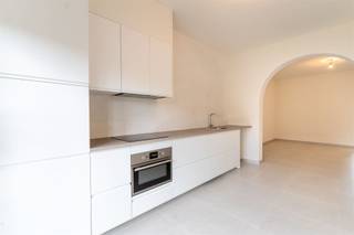 <p><strong>Instapklaar gelijkvloers appartement met ruime tuin en parkeerplaats!</strong></p><p>Op een centrale locatie in Deurne bevindt zich dit volledig gerenoveerde gelijkvloerse appartement van ca. 75 m². Dankzij de gunstige ligging nabij belangrijke invalswegen, winkels, scholen en openbaar vervoer geniet u hier van een vlotte bereikbaarheid en alle voorzieningen binnen handbereik.<br />Het appartement beschikt over een lichtrijke leefruimte, een moderne afwerking en twee volwaardige slaapkamers. De ruime privatieve achtertuin vormt een absolute troef en biedt volop mogelijkheden om te ontspannen of te genieten met familie en vrienden. Heel handig in de tuin zijn de hobbyruimte en de toegang tot de kelderberging.</p><p>Aan de voorzijde beschikt het appartement over een voortuin met plaats voor twee wagens op eigen terrein, een zeldzaam extra voordeel in deze omgeving.<br />Dankzij de grondige renovatie verkeert het appartement in uitstekende staat. Bovendien beschikt het over een EPC-label C en is de elektriciteitsinstallatie volledig conform de huidige normen.</p><p>Gelegen in een kleinschalig gebouw zonder syndicus, profiteert u van het voordeel van geen algemene kosten.</p><p><strong><u>Troeven:</u></strong><br />- Volledig gerenoveerd<br />- 2 slaapkamers<br />- Aparte meters voor water/gas/elektriciteit<br />- Ruime privatieve achtertuin<br />- Voortuin met parkeergelegenheid <br />- EPC-label C<br />- Elektriciteit conform<br />- Geen algemene kosten<br />- Extra hobbykamer</p><p>Wenst u meer informatie of had u graag een bezichtiging gewenst?<br /><strong>Info@markasa.be</strong> of <strong>03/827.72.92</strong></p>