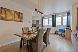 In de Kasteelstraat te Wervik vindt u dit gelijkvloers appartement met 2 slaapkamers, een ruime badkamer en een zonnig terras. Dankzij de centrale ligging bent u dicht bij winkels en voorzieningen, terwijl u toch geniet van een rustige, residentiële omgeving. Dit lichtrijke appartement combineert comfort, praktische indeling en een fijne buitenruimte.Indeling:- inkomhal met afzonderlijk toilet- ruime berging- lichtrijke woonkamer- leuke keuken voorzien van alle comfort- badkamer voorzien van douche, ligbad en dubbele lavabo- 2 volwaardige slaapkamers- zonnig terras (zuidoost oriëntatie)Bij interesse kan een garagebox aangekocht worden tegen een vaste prijs van 22.000 euro. Het appartement is op heden verhuurd. Troeven:- gunstige, conforme attesten- voorzien van een kelderberging- mogelijkheid tot aankoop garagebox- kleinschalig gebouwMeer info of een bezoek gewenst?Aarzel dan niet de dossierbeheerder Valentine Duquesne (0493/25 32 62) te contacteren. Bestuursmaatregelen in het maatregelenregister: nee