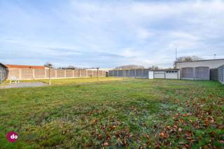 <p><span>Charmante, goed gelegen woning met veel potentieel in Boortmeerbeek</span></p><p><span> </span></p><p><span>Deze ruime gezinswoning is gelegen nabij de dorpskern van Boortmeerbeek. De ideale ligging zorgt dat je kan genieten van zowel de uitstekende bereikbaarheid als de nabijheid van diverse winkels. </span></p><p><span> </span></p><p><span>De grote inkomhal leidt je naar de ruime woonkamer met zit- en eetgedeelte. De keuken is aansluitend terug te vinden en geeft je een zicht op de tuin. De veranda biedt een extra plus. Verder is er op het gelijkvloers een ruimte ingericht als slaapkamer, maar deze kan perfect mee ingenomen worden als leefruimte. </span></p><p><span> </span></p><p><span>Op de eerste verdieping zijn er 3 comfortabele slaapkamers en een badkamer met wastafel &amp; combinatie bad/douche. Extra opbergruimte nodig? Geen probleem! De kelder en de zolder zijn hiervoor ideaal. </span></p><p><span> </span></p><p><span>Bovenop dit alles kan je met een gerust hart je wagen kwijt in de garage. Daarnaast is de ook de tuin een grote troef: ideaal om te genieten. </span></p><p><span> </span></p><p><span>Deze charmante woning is perfect om je eigen thuis te creëren en je eigen stempel te drukken. </span><span>Contacteer ons vandaag voor een bezoek!</span></p><p><span> </span></p><p><span>015 20 36 00 - <span>info@domoxim.be</span></span><span> </span></p><p><span> </span></p><p><span>domoXim. Waar dromen thuis komen!</span></p><p><span> </span></p><p><span>Ook de waarde van je eigen woning kennen? Wij geven je graag advies.</span></p><p><span> </span></p><p><span>Dit pand is onderworpen aan de renovatieverplichting van de Vlaamse overheid voor residentiële gebouwen (behoudens bij sloop binnen 6 jaar na de aankoop). Consulteer voor meer informatie de website van het Vlaams Energie- en Klimaatagentschap via https://www.vlaanderen.be/een-huis-of-appartement-kopen/renovatieverplichting-voor-residentiele-gebouwen.</span></p>