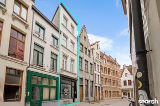 Bent u op zoek naar een zorgeloze vastgoedinvestering met een gegarandeerd rendement op een absolute AAA-ligging? Dan is dit pand precies wat u zoekt.<br /><br />Deze <strong>vergunde</strong> en volledig <strong>up-to-date</strong> opbrengsteigendom bevindt zich op een <strong>sublieme locatie</strong>, pal tussen de Vrijdagmarkt en de Grote Markt – het bruisende hart van de stad.<br /><br />Het handelsgelijkvloers, met kelderverdieping, wordt momenteel verhuurd.<br /><br />Op de eerste verdieping bevindt zich een lichtrijk één slaapkamerappartement.<br /><br />De tweede en derde verdieping vormen samen een charmante duplex met één slaapkamer.<br /><br />De totale maandelijkse huuropbrengst bedraagt 5.255€.<br /><br />Het gebouw is <strong>energiezuinig</strong> uitgerust met<strong> 8 zonnepanelen</strong> en een <strong>thuisbatterij</strong> van 10 kWh.<br /><br />Verder beschikt het pand over tal van troeven: het is <strong>instapklaar</strong>, heeft <strong>gunstige EPC’s</strong>, overal <strong>dubbel glas</strong>, een conforme elektrische installatie en is bovendien <strong>asbestvrij</strong>.<br /><br />Kortom: een solide, toekomstgerichte investering op een uitzonderlijke locatie, met onmiddellijk rendement dankzij lopende huurovereenkomsten.<br /><br />Interesse?<br />Voor meer informatie of een bezoek ter plaatse: bel Nico op 0475/50 92 09.
