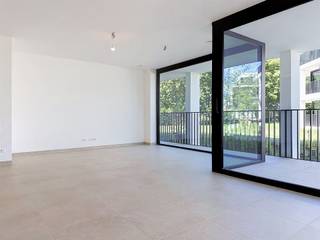<h1><span>Nieuwbouwappartement met twee slaapkamers de in residentie 'Kasteelvijver' te Langemark.</span></h1><h1><span> </span></h1><h1><span>Dit appartement bevindt zich op het </span><span>gelijkvloers</span><span> en beschikt over een </span><span>bewoonbaar oppervlakte</span><span> van </span><span>97.91m² </span><span>en een</span><span> terras </span><span>van </span><span>9.97m²</span><span>.</span></h1><h1><span> </span></h1><h1><span>Indeling</span><span>: </span></h1><h1><span>Ruime </span><span>inkomhal/nachthal</span><span>, </span><span>open keuken</span><span> met </span><span>leefruimte</span><span> die directe toegang biedt tot het </span><span>terras, berging/wasplaats, gastentoilet</span><span>, </span><span>badkamer met</span><span> inloopdouche en dubbele lavabo en </span><span>twee volwaardige slaapkamers</span><span>.</span></h1><h1><span> </span></h1><h1><span>Er is tevens een </span><span>kelderberging</span><span> bij te kopen, alsook mogelijkheid tot aankopen van een </span><span>ondergrondse autostaanplaats.</span></h1><h1><span> </span></h1><h1><span>De </span><span>warmwaterproductie</span><span> en de </span><span>vloerverwarming</span><span> zal opgewekt worden door een bodem/water </span><span>warmtepomp met ingebouwde boiler.</span><span> De warmte wordt uit de grond gehaald via </span><span>geothermie.</span></h1><h1><span>Doorheen het appartement is er </span><span>ventilatiesysteem D </span><span>(mechanische toevoer en afvoer) voorzien.</span></h1><h1><span>Het appartement beschikt tevens over</span><span> zonnepanelen</span><span> (760Wp) wat het bovendien uiterst zuinig maakt!</span></h1><p><span> </span></p>