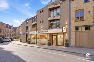 handelspand is gunstig gelegen in het centrum van Veurne en geniet van een vlotte bereikbaarheid. Op wandelafstand bevinden zich onder andere de Grote Markt, het station van Veurne, verschillende scholen en diverse winkels. <br /><br />Bij het binnenkomen van het handelspand kom je terecht in de <em>inkomhal</em>, die toegang biedt tot verschillende ruimtes. Vooraan bevindt zich een <em>wachtkamer</em>, gevolgd door een <em>bureau</em>. <br /><br />Daarnaast beschikt het handelgelijkvloers over een <em>basiskeuken </em>en een apart <em>toilet</em>. De <em>polyvalente ruimte </em>biedt verschillende mogelijkheden. <br /><br />Tot slot is er nog een <em>kelder</em>, die zorgt voor extra opslagruimte. <br />De garage kan aangekocht worden voor een prijs van 30.000 euro. <br /><br />Troeven:
<ul><li>Centrum van Veurne </li><li>Ruim handelspand</li></ul>
Contacteer ons via hanne.huyghe@era.be / 058 31 58 58