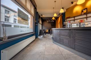 Appartement met renovatiepotentieel te koop – Brugge, tegenover de Ezelpoort<br />Op een uiterst centrale locatie aan de rand van Brugge bevindt zich dit volledig te renoveren appartement, ideaal voor kopers die op zoek zijn naar een project met potentieel op een topligging.<br />Het appartement bevindt zich aan de zijkant van een hoekgebouw langs een belangrijke invalsweg en biedt, na renovatie, tal van mogelijkheden voor eigenaars die een moderne, comfortabele woonst willen creëren op wandelafstand van het historisch centrum.<br />Indeling (voorstel)<br />Inkom<br />Leefruimte met open keuken<br />Badkamer<br />1 à 2 slaapkamers<br />Bergruimte / technische ruimte<br />Pluspunten<br />Centrale ligging met vlotte bereikbaarheid<br />Ruim renovatiepotentieel<br />Perfect voor starters, investeerders of doe-het-zelvers<br />Te koop als onderdeel van het volledige gebouw<br /><strong>!Vraagprijs volledig gebouw: €475.000! (Handelspand + woonst + appartement)</strong>
