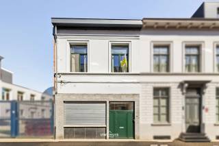 Ontdek deze charmante en karaktervolle woning met authentieke elementen, gelegen op een rustige locatie in het centrum van Temse. De woning...