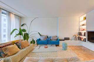 Luxury<strong> 3 bedroom apartment</strong> with <strong>2 bathrooms</strong> in the residential 'Van Putlei' in Antwerp South district . The second floor leads to a spacious entrance lobby. At the front is a spacious living room with <strong>parquet flooring</strong>, a dining room, and built-in wardrobes. Adjacent is a <strong>fully equipped kitchen </strong>with built-in appliances. At the rear of the apartment, you will find the master-bedroom with a built-in wardrobe and an <strong>ensuite bathroom</strong> with a bathtub and a vanity with two sinks. The <strong>spacious second and third bedrooms</strong> also have built-in wardrobes. The second bedroom opens onto the <strong>rear terrace</strong> overlooking the greenery and the building's private garden. A <strong>second bathroom has a walk-in shower</strong> and vanity. There is also a guest toilet and ample storage space. There is a <strong>basement storage room</strong> and <strong>a garage in the underground parking</strong> space -1. The rent is <span>€1,850 per month, including the garage</span>, plus <span>€ 600 per month for utilities, including heating and water</span>.