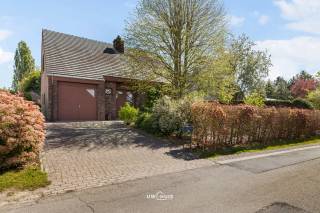 Deze charmante woning is ontworpen met oog voor licht en ruimte, waardoor je optimaal kan genieten van het prachtige uitzicht op de tuin en de omliggende velden. Dankzij de grote raampartijen baadt de woning in natuurlijk licht, wat zorgt voor een aangename en open sfeer.<br />De woning is instapklaar, maar biedt tegelijkertijd nog mogelijkheden om ze naar eigen smaak verder te moderniseren. De ruime leefruimte met gezellige houtkachel vormt het hart van het huis. De recent vernieuwde keuken is volledig uitgerust met alle nodige toestellen en biedt een mooi zicht op de tuin.<br />Verder beschikt de woning over een praktische berging met extra doucheruimte en een garage. Op de bovenverdieping bevinden zich drie volwaardige slaapkamers, een ruime overloop, extra bergruimte en een badkamer.<br />Met twee toiletten, dubbele beglazing en een gunstig EPC is deze woning ook op vlak van comfort en energiezuinigheid een uitstekende keuze. De rustige ligging met open zicht op de velden maakt het plaatje compleet.