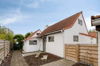 <p><span>Op zoek naar een gezellige vakantiewoning aan de Belgische kust? In het charmante New Village Park bevindt zich dit verzorgde vissershuisje, waar rust, comfort en vakantiesfeer samenkomen.</span></p>
<p><span>De woning omvat op het gelijkvloers een inkom, een aangename woonkamer met open keuken, een badkamer en een slaapkamer. Op de verdieping bevinden zich nog twee slaapkamers. De gezellige houtkachel zorgt voor heerlijke warmte en extra sfeer tijdens koelere dagen. Daarnaast is ook elektrische bijverwarming mogelijk. De schoorsteen werd recent volledig vernieuwd.</span></p>
<p><span>Een absolute troef is de zuidgerichte tuin met ruim terras, waar u in alle privacy van de zon en het buitenleven geniet. De buitenomgeving kreeg recent een grondige opfrissing: de woning werd volledig aan de buitenzijde herschilderd, de tuinafsluiting werd vernieuwd en het terras werd opnieuw aangelegd. Alles verkeert hierdoor in uitstekende staat!</span></p>
<p><span>Een privatieve parkeerplaats is inbegrepen in de verkoop.</span></p>
<p><span>Dit charmante en goed onderhouden vissershuisje vormt de ideale uitvalsbasis voor heerlijke vakanties, gezellige weekends en zorgeloze momenten aan de Belgische kust.</span></p>
<p><span>Domiciliëring in het vakantiepark is niet toegestaan.</span></p>
<p><span>Ontdek zelf de charme van deze vakantiewoning en plan uw bezoek!</span></p>