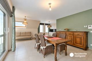 Welkom in de ’s Gravenwinkelstraat 1A, waar u dit recente en lichtrijke appartement terugvindt in het centrum van Torhout. Dankzij de ligging aan de vernieuwde Tuinsite Gravenwinkel geniet u hier van een groene en aangename omgeving, vlak bij het stadspark. <br />Scholen, winkels, supermarkten, openbaar vervoer en tal van andere voorzieningen bevinden zich op wandelafstand. Het appartement beschikt over een zeer gunstig EPC-label B en een conforme elektrische installatie.<br /><br />Het appartement is gelegen op de derde verdieping en is vlot bereikbaar met de lift. U wordt verwelkomd in de lichtrijke leefruimte met aansluitend een zonnig, zuidgericht terras en een mooi uitzicht over de Tuinsite Gravenwinkel.<br />De open keuken is praktisch ingericht en voorzien van kwaliteitsvolle toestellen en een onderhoudsvriendelijk natuurstenen werkblad. Verder beschikt het appartement over twee volwaardige slaapkamers, een apart toilet, een badkamer met douchecabine en lavabo en een handige berging.<br /><br />Mogelijkheid tot aankoop van een afzonderlijke garagebox met elektrische poort, gelegen op slechts ca. 100 meter van het appartement.<br /><br />De vermelde prijs is een richtprijs; elk bod wordt voorgelegd aan de eigenaar, die het recht heeft dit te aanvaarden of te weigeren.<br /><br />Neem voorsprong met een vrijblijvende schatting via:<br />www.residentievastgoed.be/gratisonlineschatten
